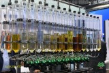 Intelligente Durchflusssteuerung. Glaszylinder mit Testflüssigkeiten zeigen automatisierte Prozesstechnik.